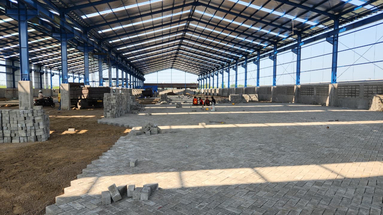 Pekerjaan pasang paving Proyek mitra surya kemlagi